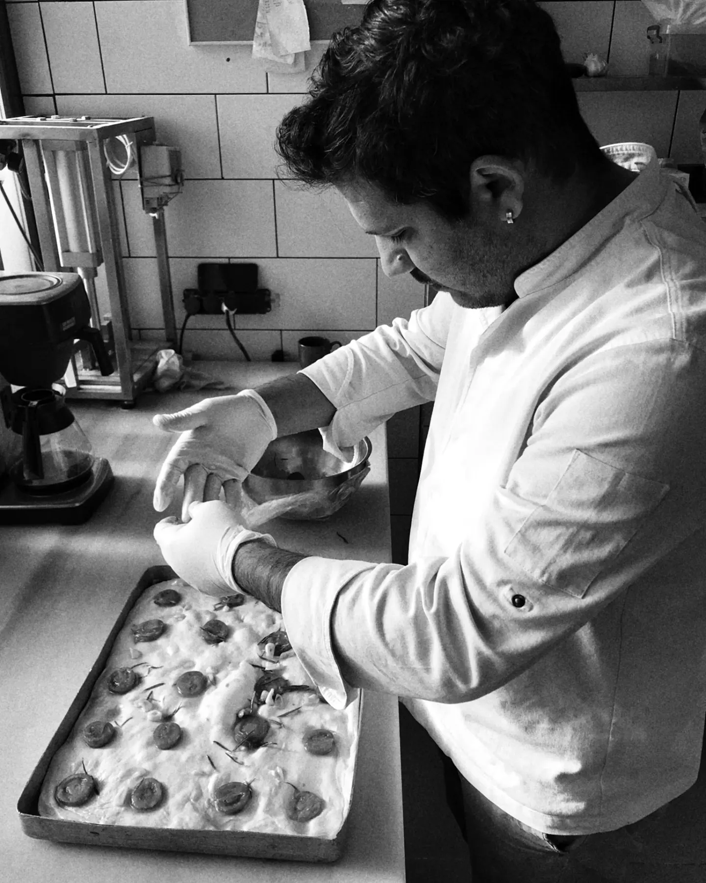 Chef Yunus Uygun mutfakta focaccia hazırlıyor